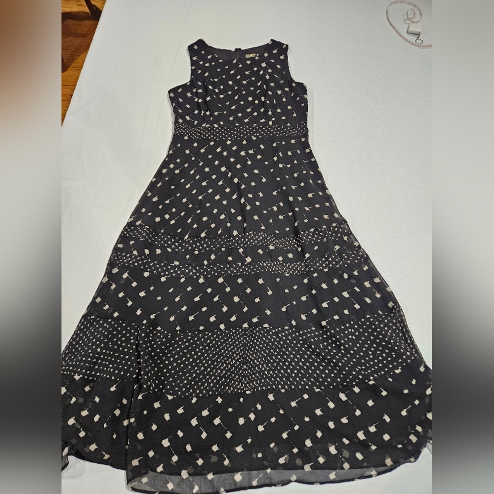 Taylor dress Sz 8/M Navy blue and Cream